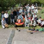 【伊豆市】一社一村しずおか運動「伸東測量設計（株）」と「恋人岬美農里会」が白ビワ園の草刈りをしました。