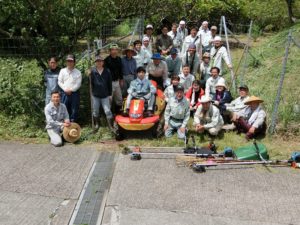【伊豆市】一社一村しずおか運動「伸東測量設計（株）」と「恋人岬美農里会」が白ビワ園の草刈りをしました。