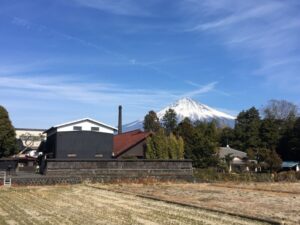 【富士宮市】富士山に調和する建物の中でお酒造り「牧野酒造」