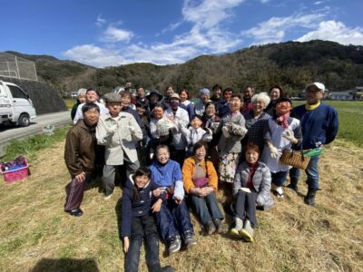 【松崎町】田んぼをつかった花畑に「リアル案山子」設置！