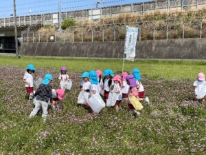 【富士市】須津幼稚園、ピンクの絨毯でお花摘み！